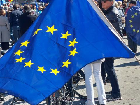 Europäische Flagge bei einer Veranstaltung von Pulse of Europe in Frankfurt am Main, April 2025