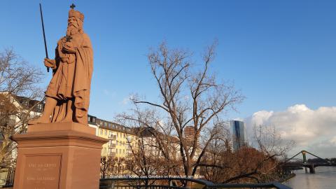 Standbild Karls des Großen auf der Alten Brücke im Stadtteil Sachsenhausen in Frankfurt am Main